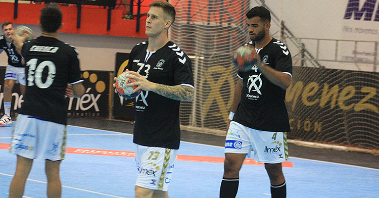 Victor Alonso y Marcio Da Silva calentando sobre la pista pontana