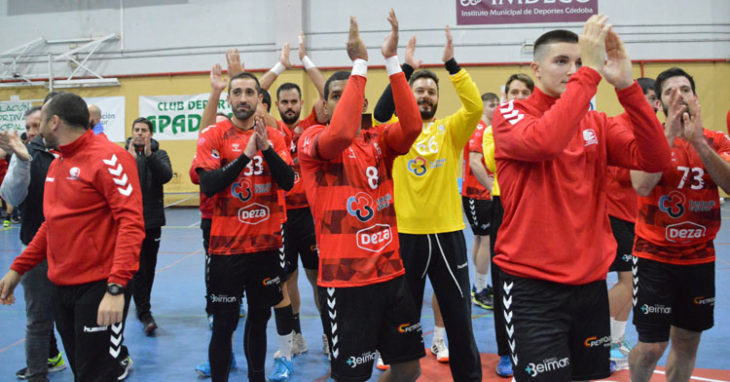 Los jugadores granates aplauden a la grada de Fátima tras su victoria. Foto: Cajasur CBM