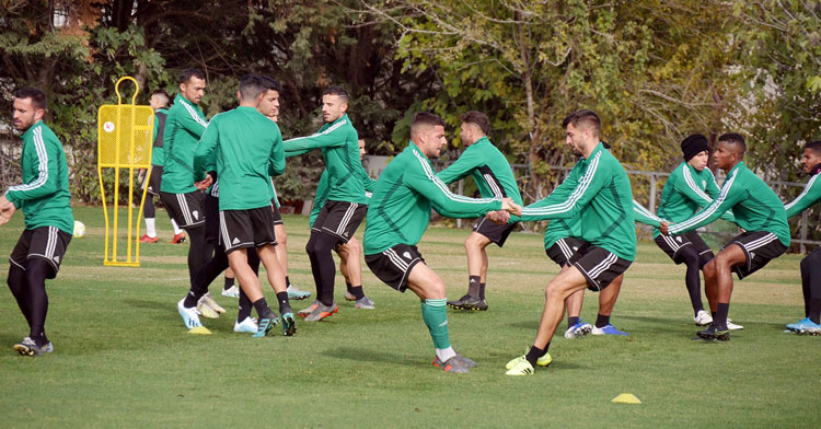 Xavi Molina, en el centro, en pleno ejercicio de fuerza. Foto: Córdoba CF