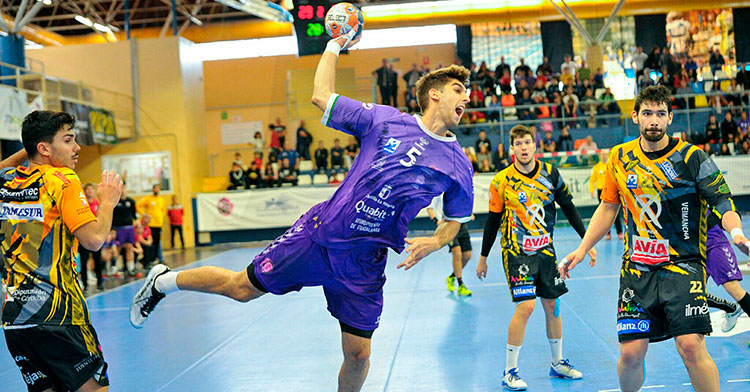 Un jugador del Quabit Guadalajara penetra entre Xavi Tuà y Javi García.