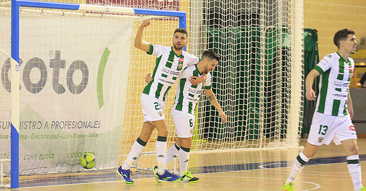 Zequi celebrando el segundo de sus tantos