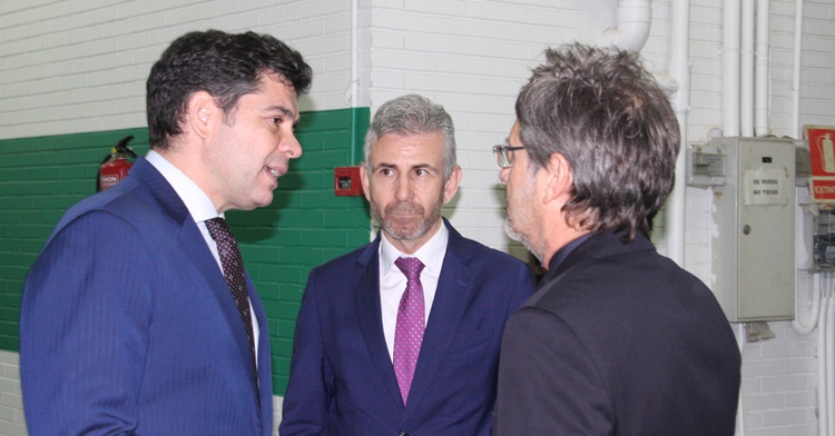 Francisco Estepa departiendo con el agente argentino Hugo Testino.