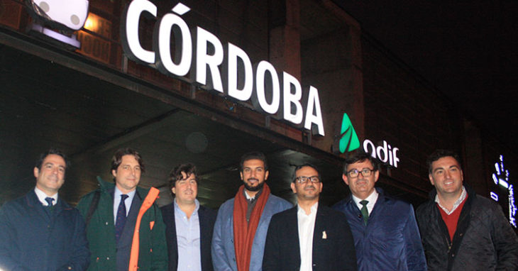 El nuevo presidente del Córdoba CF, Abdulla Al-Zain, junto a Mohammed Al-Nusuf, su vicepresiente y el resto de consejeros del club