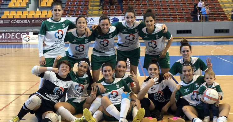 Las jugadoras del Cajasur celebrando su remontada