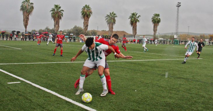 Un jugador del Córdoba protege el balón. Autor: Paco Jiménez.