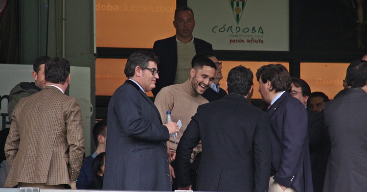 Florin Andone en el palco de El Arcángel en 2019.