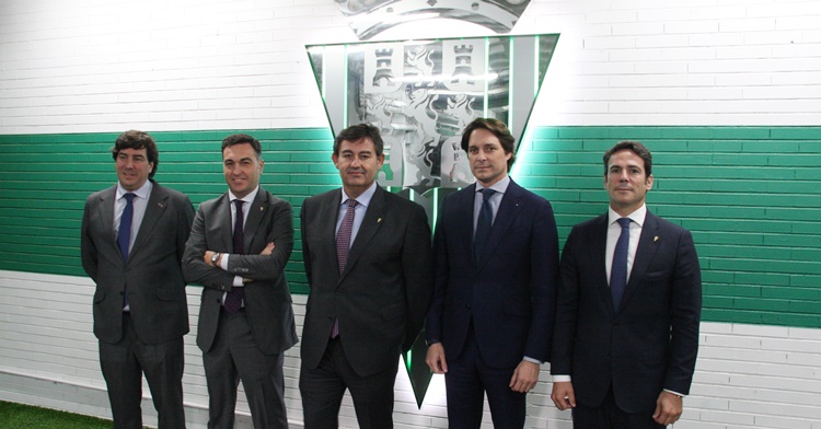 Los nuevos miembros del club posan junto al escudo del Córdoba CF. Autor: Paco Jiménez
