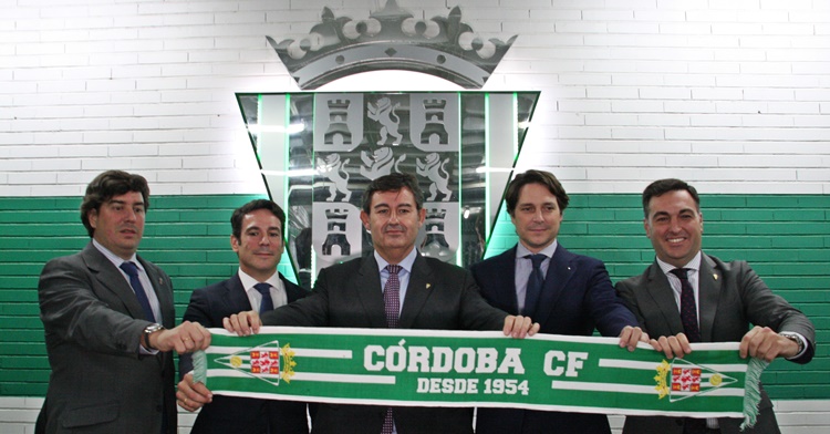 Los cinco miembros del consejo de administración de Infinity, liderados por Javier González Calvo, posan con la bufanda del Córdoba CF