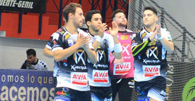 Sergio Barros aplaudiendo a la afición del Puente Genil en el partido ante el Benidorm