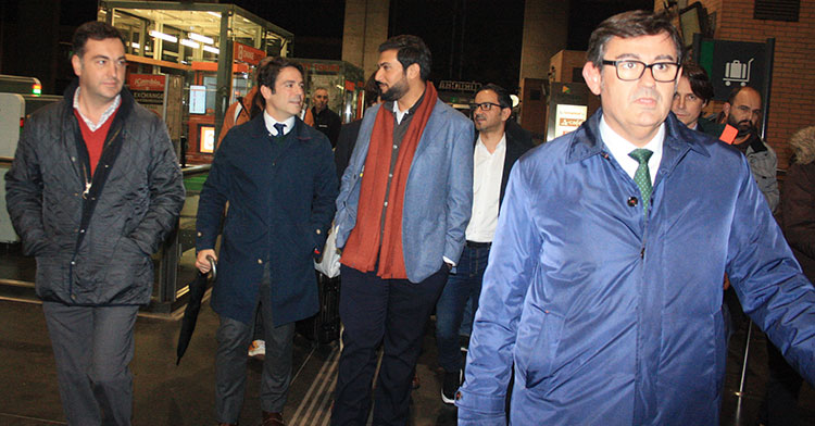 Javier González Calvo, a la derecha, con Abdulla Al Zain al fondo acompañado por los consejeros Antonio Palacios y Miguel Gómez.