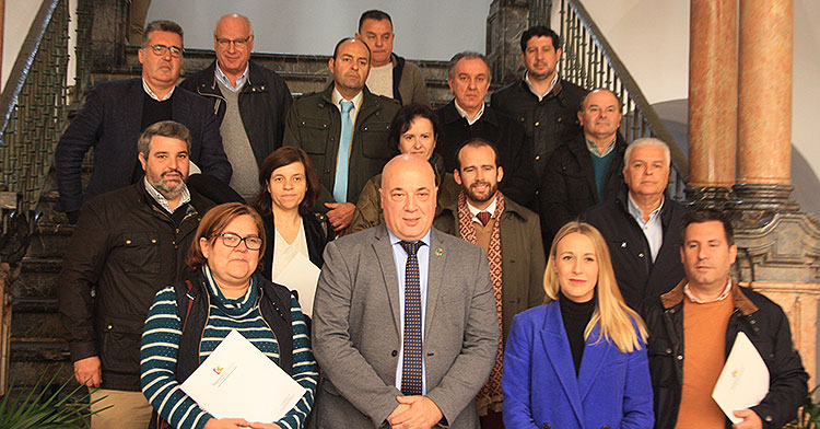 El presidente de la Diputación, Antonio Ruiz, y la delegada de deporte, Ana Blasco, posan junto a los representantes de clubes, asociaciones, federaciones y ayuntamientos beneficiados de los convenios nominativos