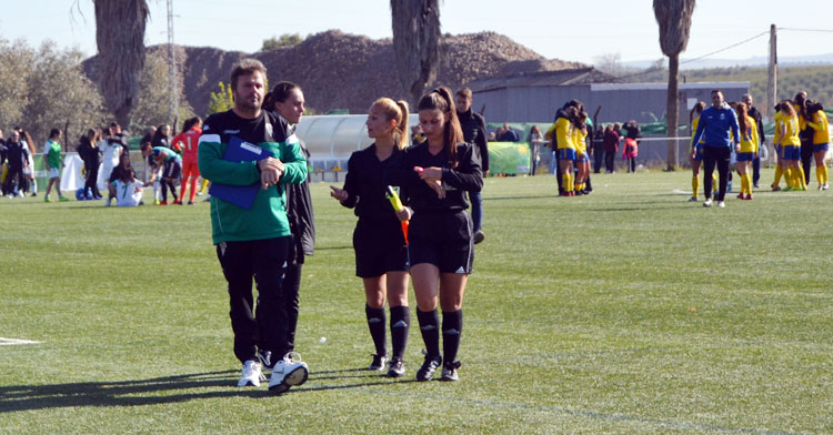 El trío arbitral del Córdoba Femenino camino de los vestuarios. Autor: Javier Olivar