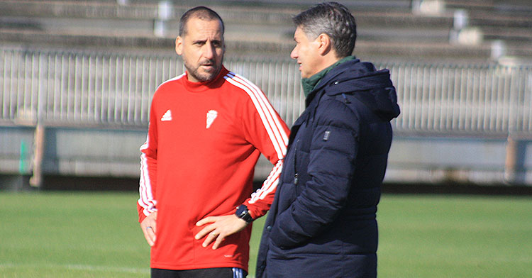 Arnau Sala cambiando impresiones con el director deportivo, Alfonso Serrano.