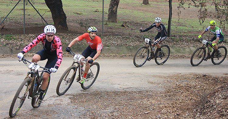 Varios bikers afrontando una curva del recorrido de la etapa maratón de 2019.