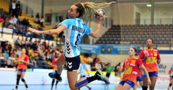 Camila Bonazzola volando para golear con Argentina