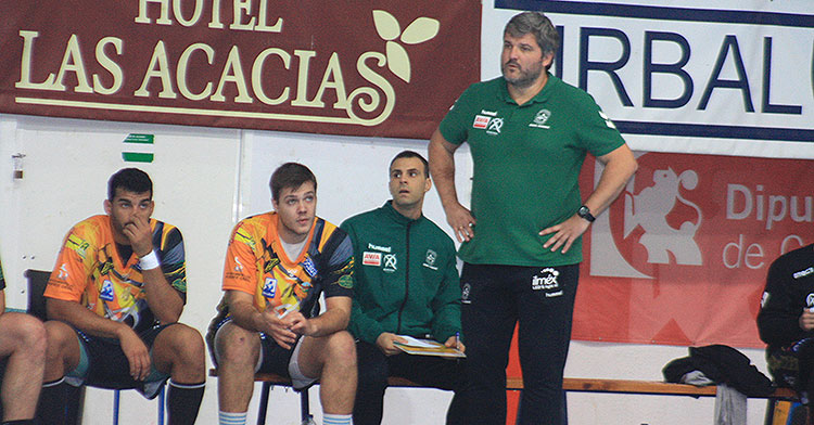 Paco Bustos en la banda del Alcalde Miguel Salas con Mijatovic y Marcio Da Silva sentados junto a Moriana