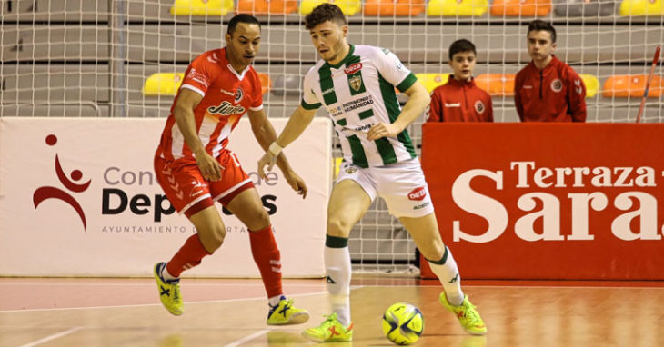 Cristian Cárdenas protegiendo la pelota