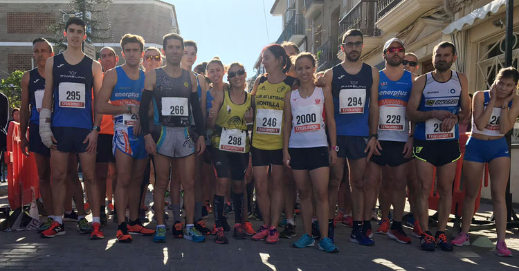 Los atletas de la prueba absoluta antes de arrancar en Benamejí