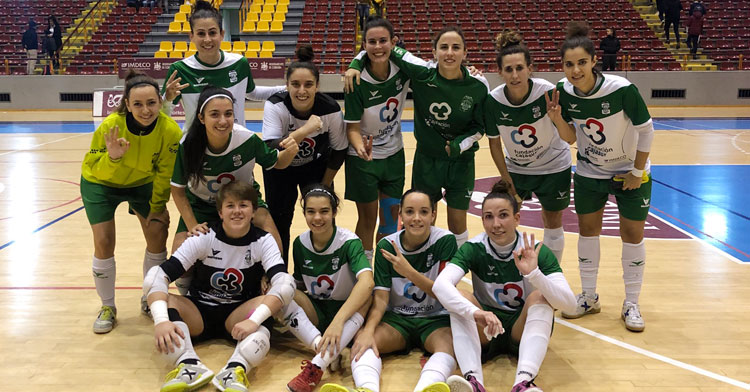 Las jugadoras del Cajasur en la pista de Vista Alegre celebrando la victoria