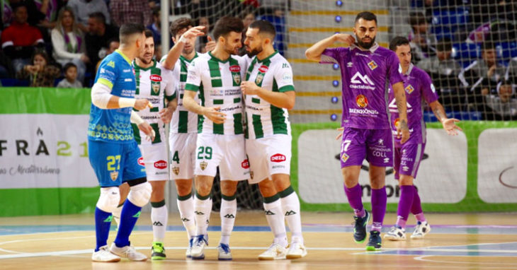 César recibiendo la felicitación de Giasson tras uno de sus goles