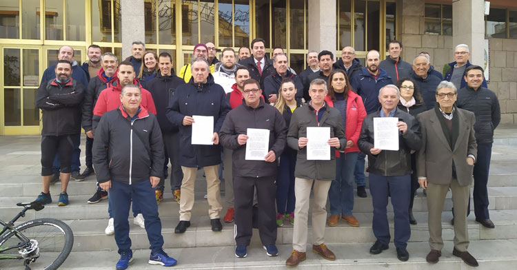 Los clubes en su protesta en el Ayuntamiento este miércoles