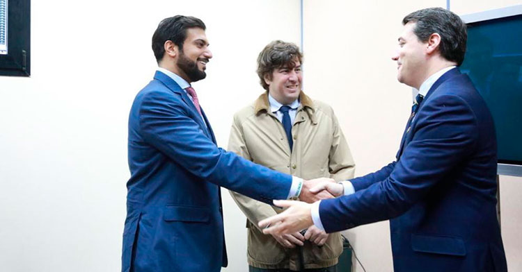 Abdulla Al-Zain saludando a José María Bellido con el consejero Jesús Coca presente