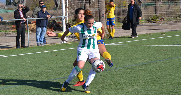 Hamidouche protege el balón ante una jugadora canaria. Autor: Javier Olivar