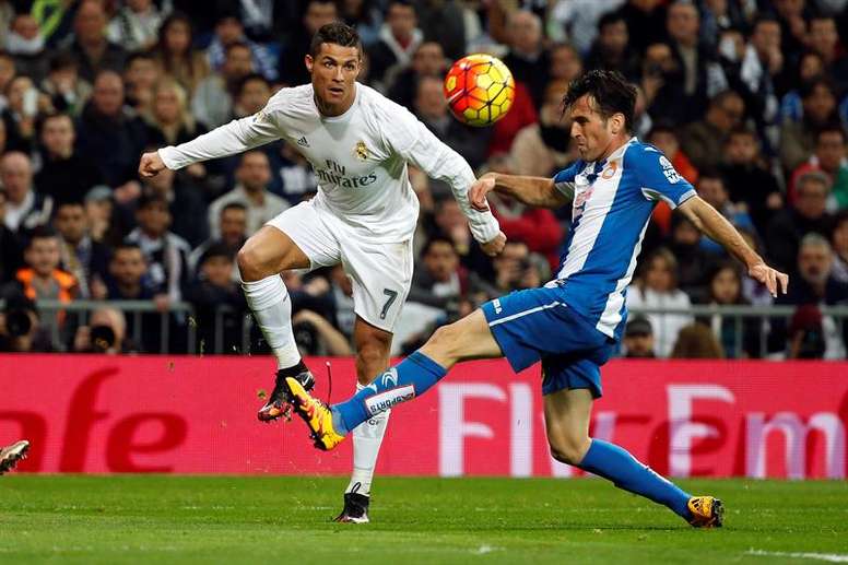 Juan Fuentes cerrando a Cristiano Ronaldo en el Bernabéu