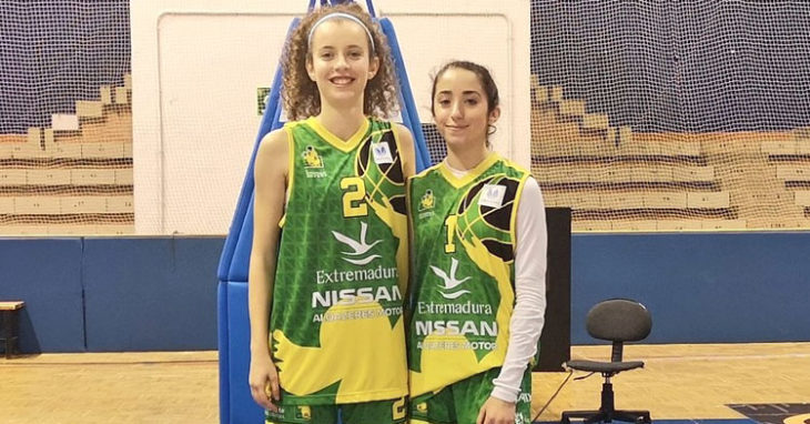 Cristina Abad, a la derecha, junto a su compañera Carla Ollero, con la que compartió debut en la Liga Femenina Endesa a los 16 años. Foto: @Cantera_Basket