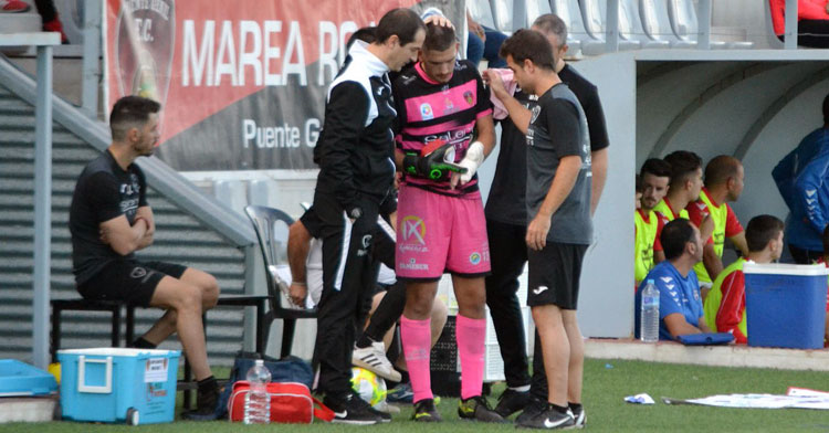 Diego Caro consolando a Javi Romero el día de su lesión. Foto: Tino Navas / Salerm Puente Genil