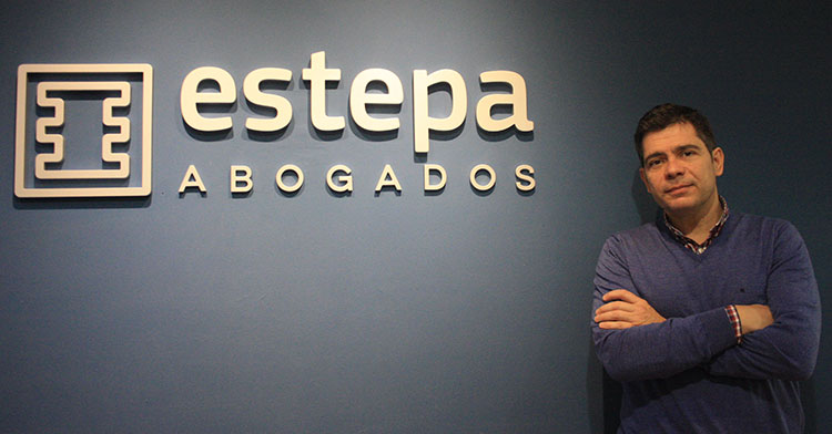 Francisco Estepa junto al cartel de su despacho de abogados.