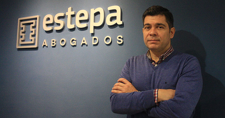 Francisco Estepa en su despacho profesional.