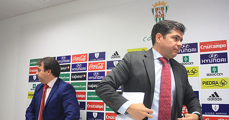 Estepa marchándose de la sala de prensa de El Arcángel junto a Juan Ramón Cuadros