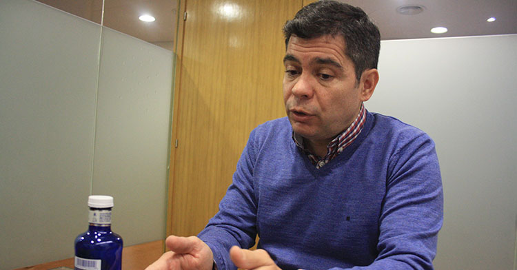 Francisco Estepa gesticulando en un momento de la entrevista.