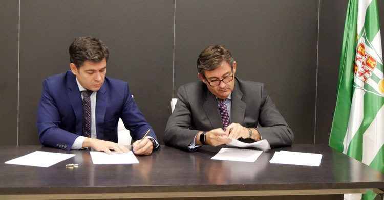 Francisco Estepa y Javier González rubricando el acuerdo. Foto: Córdoba CF