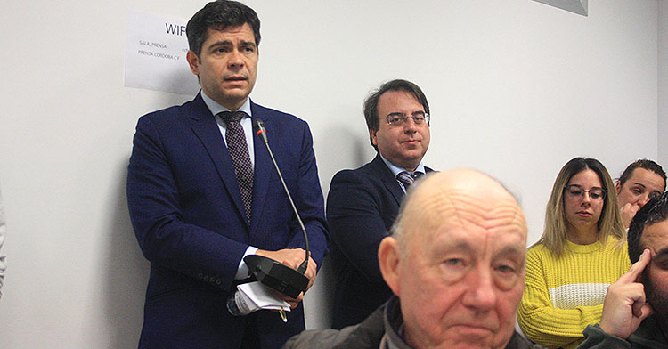 Francisco Estepa en la sala de prensa de El Arcángel, con el presidente de los MInoritarios, José María Córdoba, en primer plano
