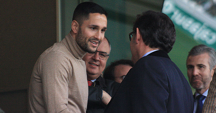 Florin Andone saludando a Javier González en el momento que fue presentado por Antonio Prieto en el palco de El Arcángel