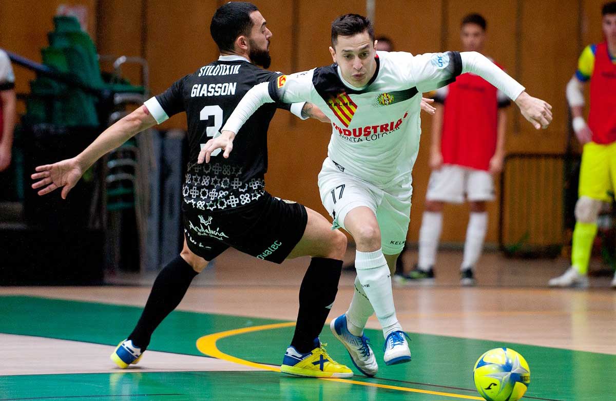 Giasson desbordado por un jugador del Santa Coloma