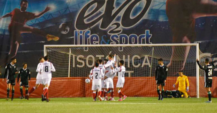 Los jugadores del Sanse celebrando su segundo tanto ante la decepción de los cordobesistas