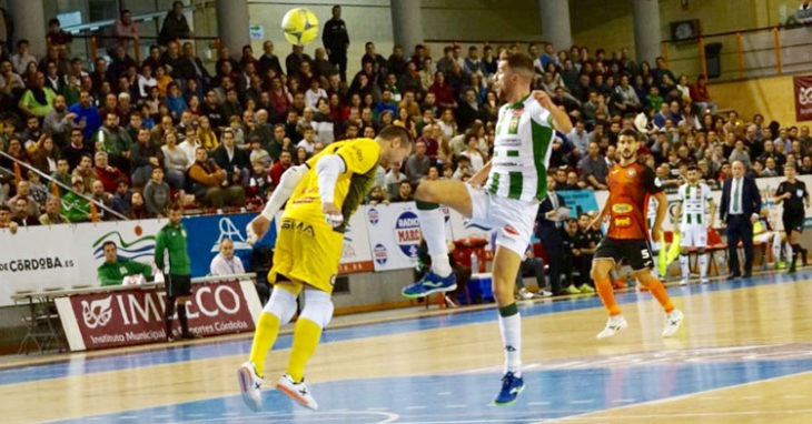 Zequi eleva la pelota ante Gus antes de marcar el 2-2 ante Ribera