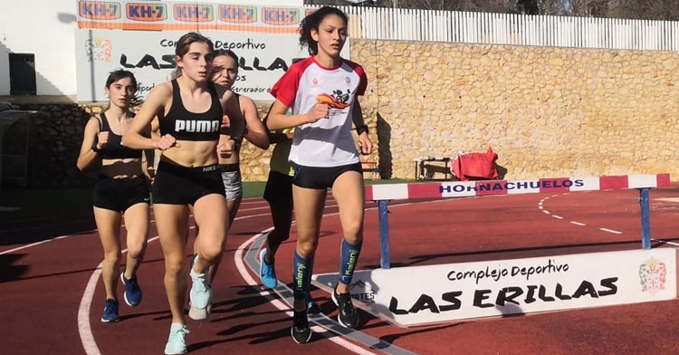Las atletas en un momento de las jornadas en Hornachuelos
