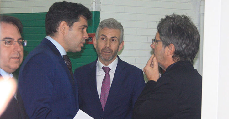 Paco Estepa y Javier Bernabéu departiendo con el agente argentino Hugo Testino, con Juan Ramón Cuadros a la izquierda.