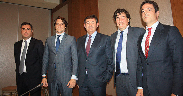 De izquierda a derecha Miguel Gómez, Adrián Fernández, Javier González, Jesús Coca y Antonio Palacios, los cinco componentes nacionales del futuro consejo de administración al que se unirían dos llegados desde Baréin.