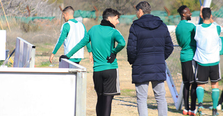Javi Flores charlando con el director deportivo, Alfonso Serrano