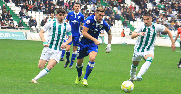 Javi Flores intenta cerrar el paso a Samu Delgado en busca del balón junto a Jesús Álvaro.