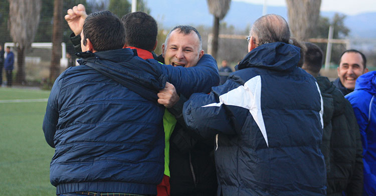 Javi Moreno celebrando un gol de su equipo.