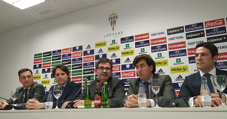 Javier González en el centro de la mesa de la sala de prensa acompañado por Jesús Coca, Adrián Fernández, Miguel Gómez y Antonio Palacios