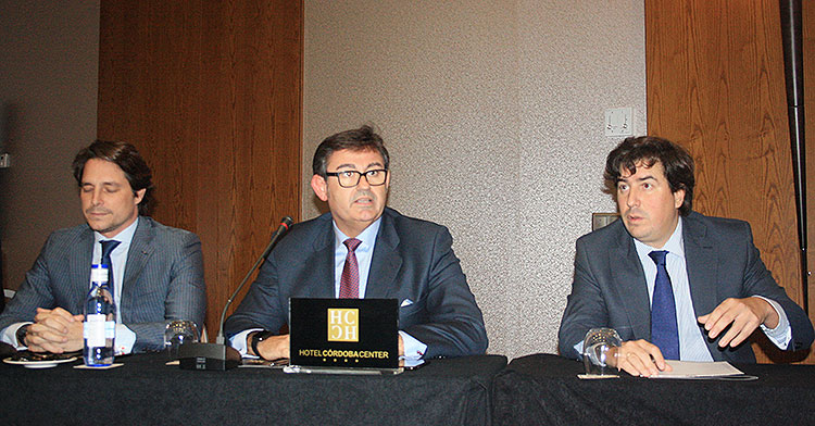Los representantes de Infinity, con Javier González en el centro, Jesús Coca a la derecha y Adrián Fernández Romero a la izquierda