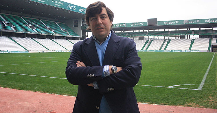 El consejero, Jesús Coca, a pie de césped de El Arcángel