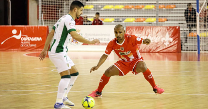 Jesús Rodríguez intentando un pase en Cartagena